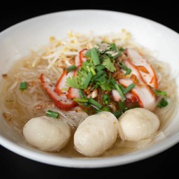 เส้นเล็ก ลูกชิ้น+หมูแดง