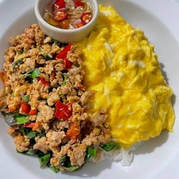 ข้าวไข่ข้นกะเพรา