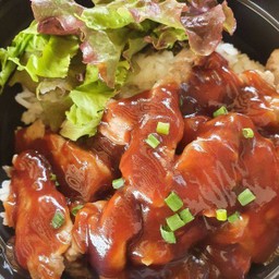 ข้าวเนื้อหมักราดซอสBBQ