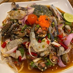 ยำปูม้าหอยแครงกุ้งสด