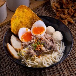 ก๋วยเตี๋ยวหมูน้ำใส่ไข่ลาวา