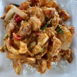 หมึกผัดผงกระหรี่ราดข้าว