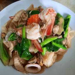 ราดหน้าฮ่องเต้ทะเล Deep fried wide rice noodles with seafood in Gravy sauce