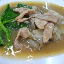 ราดหน้าหมู    เส้นใหญ่หรือเส้นหมี่หุ้น