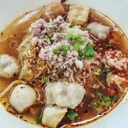 ก๋วยเตี๋ยวลูกชิ้นแคะเย็นตาโฟต้มยำ