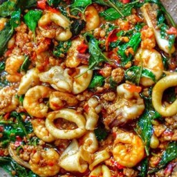 ข้าวราดกระเพราเนื้อปนปลาหมึก