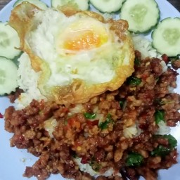 ข้าวกระเพราหมูสับเนื้อล้วน+ไข่ดาว พร้อมน้ำซุป