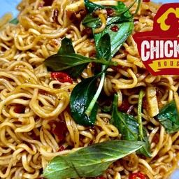 ผัดมาม่าพริกเผาขี้เมาไก่กรอบ