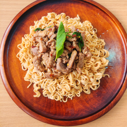 กระเพราหมูชิ้นมาม่า ลูกค้าจะได้มาม่าสองก้อนนะคะ