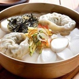 ซุปแป้งต็อกใส่เกี๊ยว (떡만두국)