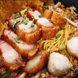 ก๋วยเตี๋ยวต้มยำ หมูกรอบ