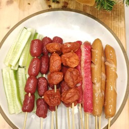 ลูกชิ้นยืนกินบุรีรัมย์และไส้กรอกทอด น้อง86