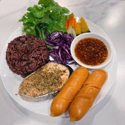 คอมโบข้าวหน้าปลาแซลมอน จิ้มแจ่ว เพิ่มไส้กรอก