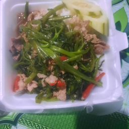ผัดผักบุ้งไฟแดง หมูสับราดข้าว