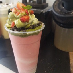 Fresh cream with matcha layer