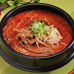 แกงเนื้อวัวรสชาติเผ็ดเข้มข้น (육개장)