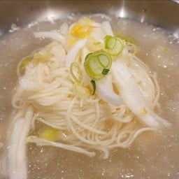 동치미국수 (ก๋วยเตี๋ยวเย็นใส่กิมจิขาว)