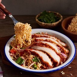 ยำมาม่าคอหมูทอด