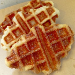 ครอฟเฟิล รสออริจินอลเคลือบน้ำตาลชิ้นละ44บาท