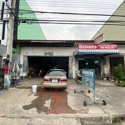 หน้าร้านจะเป็นอู่ซ่อนกลอนประตูรถยนต์