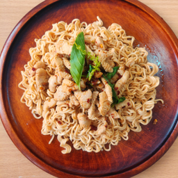 กระเพราไก่มาม่าลูกค้าจะได้มาม่าไปสองก้อนนะคะ