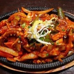 ผัดปลาหมึกกล้วย (오징어볶음)