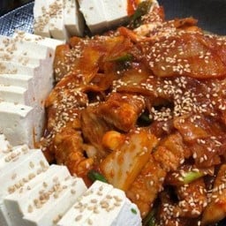 ผัดกิมจิเต้าหู้ (두부김지)