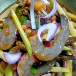 ยำมะม่วงปลากรอบกุ้งสด
