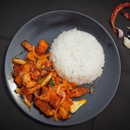 ไก่ผัดพริกเผาราดข้าว