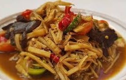 ตำหน่อไม้ปูปลาร้า