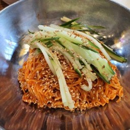 비빔국수 (ยำเส้นก๋วยเตี๋ยวซอสเผ็ด)