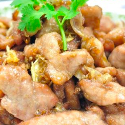 ข้าวหมูกะเทียม