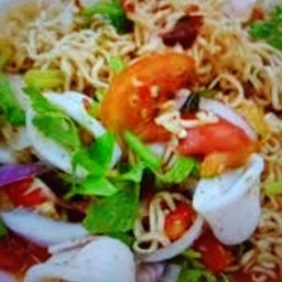 ยำมาม่าปลาหมึก