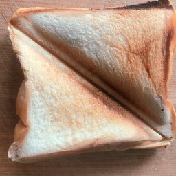 ขนมปังทาเนยและน้ำตาล