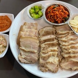 หมูสามชั้นต้ม (보쌈)
