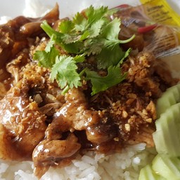 ข้าวหมูกระเทียมพริกไทย
