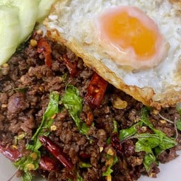 กะเพราเนื้อสับราดข้าว