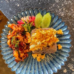 ไก่ผัดพริกแห้งราดข้าว