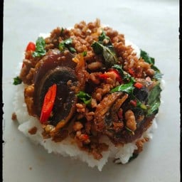 ข้าวกะเพราไข่เยี่ยวม้าหมูสับ