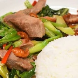 คะน้าหมูชิ้น ราดข้าว