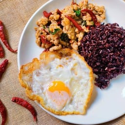 Good meal กะเพราพริกแห้งไข่เยิ้ม