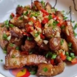 หมูกรอบสามรสราดข้าว