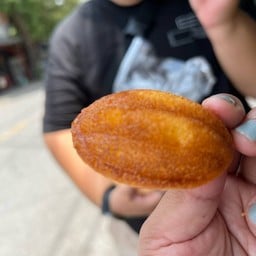 ขนมไข่ไส้เนยตาตี๋ คุรุ
