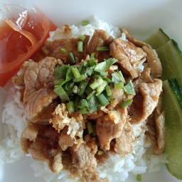 ข้าวหมูกระเทียม