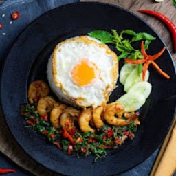 ข้าวกะเพรากุ้งพ่นไฟ