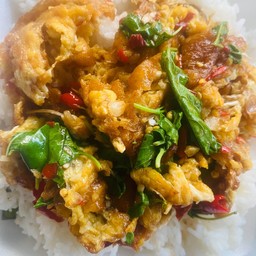 ไข่เจียวผัดกระเพราราดข้าว