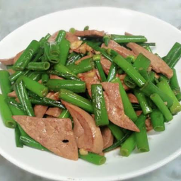 ดอกหอมผัดตับหมูราดข้าว