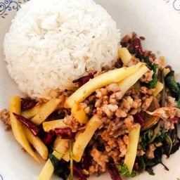 ผัดกระเพราหน่อไม้หมูสับ