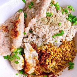 ก๋วยเตี๋ยวแห้งหมูแผ่น