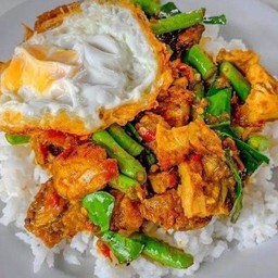ข้าวราดพริกแกงหมูผัดถั่ว